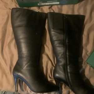 These are lightly worn beauties I can wear them anymore due to an ankle injury